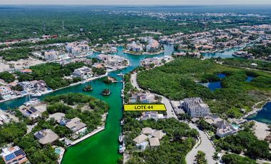 Exclusivo lote en venta frente a la marina en Puerto Aventuras