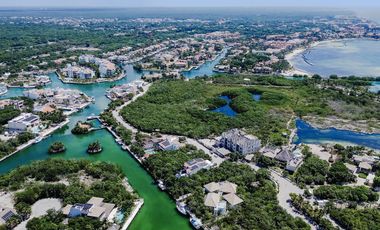 Exclusivo lote en venta frente a la marina en Puerto Aventuras