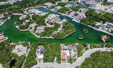 Exclusivo lote en venta frente a la marina en Puerto Aventuras