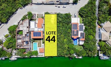 Exclusivo lote en venta frente a la marina en Puerto Aventuras
