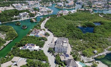 Exclusivo lote en venta frente a la marina en Puerto Aventuras