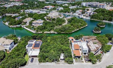 Exclusivo lote en venta frente a la marina en Puerto Aventuras