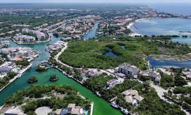 Exclusivo lote en venta frente a la marina en Puerto Aventuras