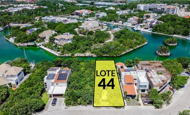 Exclusivo lote en venta frente a la marina en Puerto Aventuras