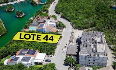Exclusivo lote en venta frente a la marina en Puerto Aventuras