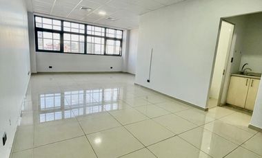 ESPACIOSA OFICINA CON ESTACIONAMIENTO