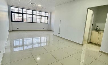 ESPACIOSA OFICINA CON ESTACIONAMIENTO