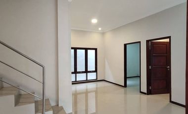 Sale rumah one gate 2lt 120m2 hanya 50mtr dari utama buana raya jl5mtr