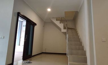 Sale rumah one gate 2lt 120m2 hanya 50mtr dari utama buana raya jl5mtr