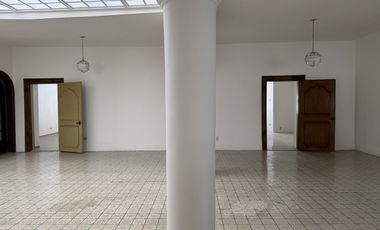 Amplia propiedad en renta, ideal para uso corporativo