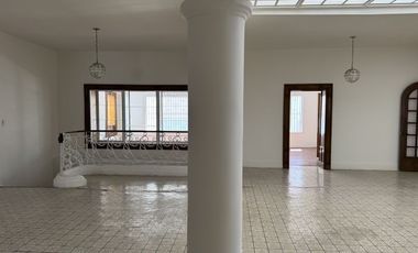 Amplia propiedad en renta, ideal para uso corporativo