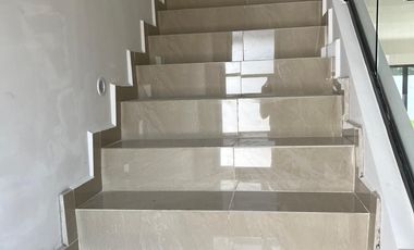 Casa de 4 recamaras en privada al norte de la ciudad