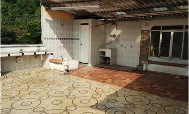 SE VENDE CASA CON TRES VIVIENDAS INDEPENDIENTES EN EL CENTRO