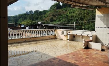 SE VENDE CASA CON TRES VIVIENDAS INDEPENDIENTES EN EL CENTRO