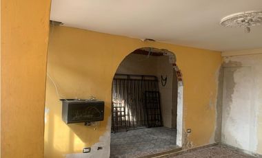 SE VENDE CASA CON TRES VIVIENDAS INDEPENDIENTES EN EL CENTRO