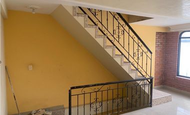 SE VENDE CASA CON TRES VIVIENDAS INDEPENDIENTES EN EL CENTRO