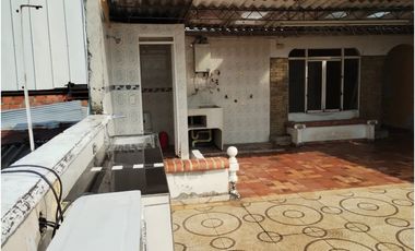 SE VENDE CASA CON TRES VIVIENDAS INDEPENDIENTES EN EL CENTRO