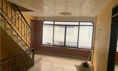 SE VENDE CASA CON TRES VIVIENDAS INDEPENDIENTES EN EL CENTRO