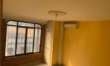 SE VENDE CASA CON TRES VIVIENDAS INDEPENDIENTES EN EL CENTRO