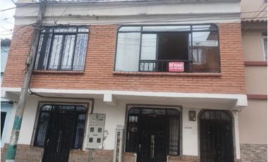 SE VENDE CASA CON TRES VIVIENDAS INDEPENDIENTES EN EL CENTRO