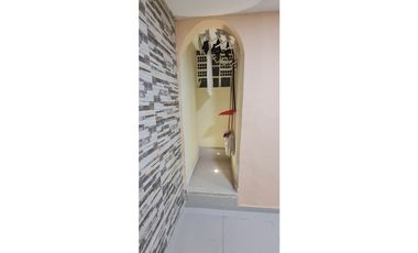 SE VENDE CASA CON TRES VIVIENDAS INDEPENDIENTES EN EL CENTRO