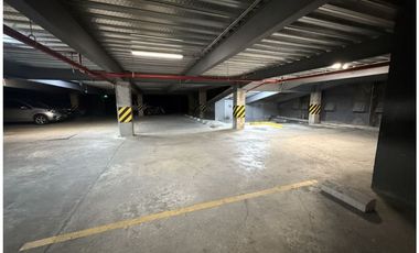 SE VENDE OFICINA EN PINARES AREA  50 MTS 2 PISO