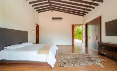 Se vende hermosa casa campestre ,en cerritos vía la Virgina.