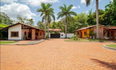 Se vende hermosa casa campestre ,en cerritos vía la Virgina.