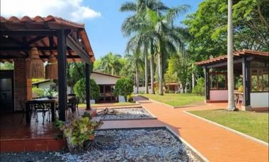 Se vende hermosa casa campestre ,en cerritos vía la Virgina.