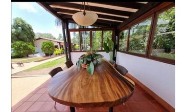 Se vende hermosa casa campestre ,en cerritos vía la Virgina.