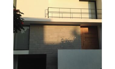 Casa en Renta Lomas I Amueblada Cochera Techada Estudio