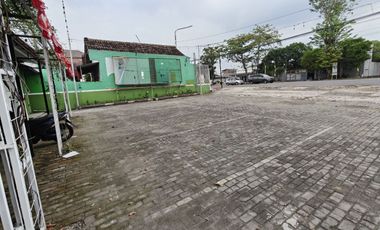 Resto Aktif Parkir Luas Strategis Tengah Kota Karanganyar