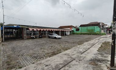 Resto Aktif Parkir Luas Strategis Tengah Kota Karanganyar