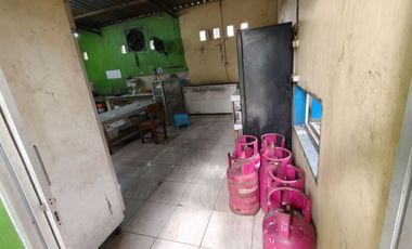 Resto Aktif Parkir Luas Strategis Tengah Kota Karanganyar