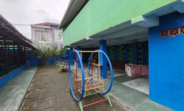 Resto Aktif Parkir Luas Strategis Tengah Kota Karanganyar