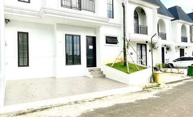 Rumah dalam minimalis classic dalam cluster Jakarta Selatan