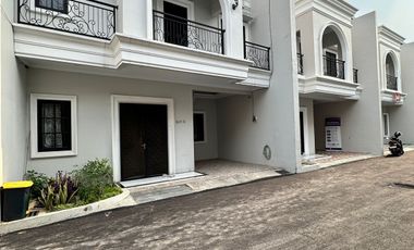 Rumah 2 Lantai plus rooftop dalam cluster Jagakarsa