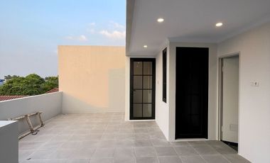 Rumah 2 Lantai plus rooftop dalam cluster Jagakarsa