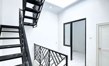 Rumah modern industrial dalam cluster kebagusan TB Simatupang