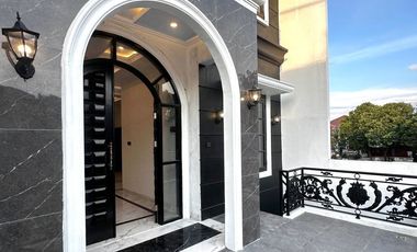 Rumah 3 lantai dan rooftop dalam cluster dekat Stasiun KRL