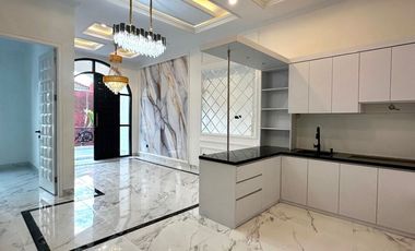 Rumah 3 lantai dan rooftop dalam cluster dekat Stasiun KRL