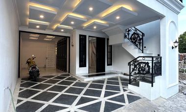 Rumah 3 lantai dan rooftop dalam cluster dekat Stasiun KRL