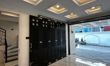 Rumah 3 lantai dan rooftop dalam cluster dekat Stasiun KRL
