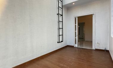 Rumah 3 lantai dan rooftop dalam cluster dekat Stasiun KRL