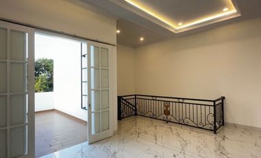 Rumah 3 lantai dan rooftop dalam cluster dekat Stasiun KRL