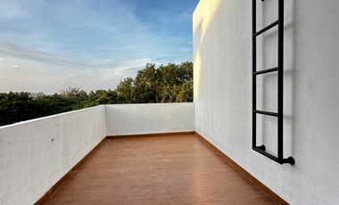 Rumah 3 lantai dan rooftop dalam cluster dekat Stasiun KRL