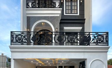 Rumah 3 lantai dan rooftop dalam cluster dekat Stasiun KRL