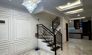 Brand new luxury house 3 lantai rooftop dalam townhouse