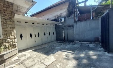 Rumah Luas Pasar Kliwon Solo Kota  Tepi Jalan Raya Strategis Ramai