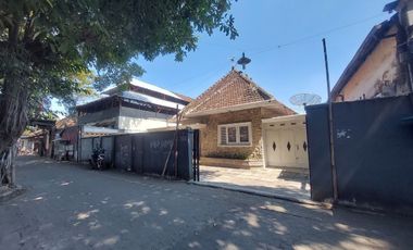 Rumah Luas Pasar Kliwon Solo Kota  Tepi Jalan Raya Strategis Ramai